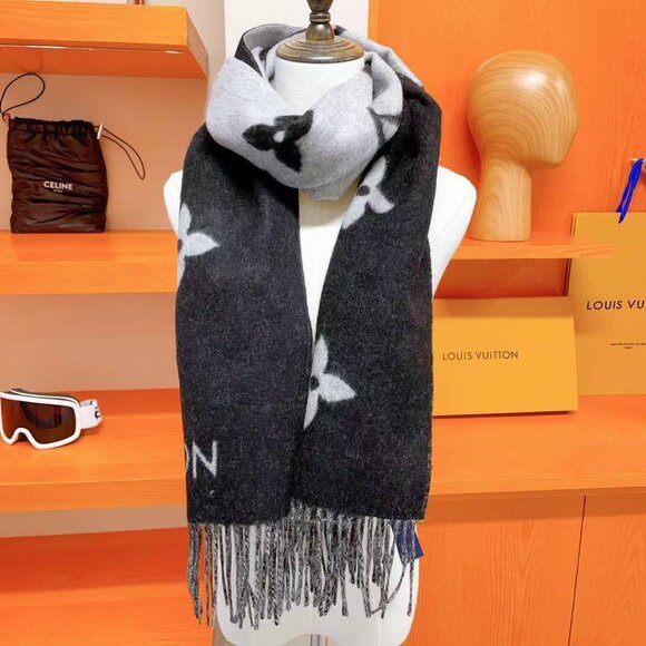 LOUIS VUITTON Cold Reykjavik Scarf - Picture 9 of 9